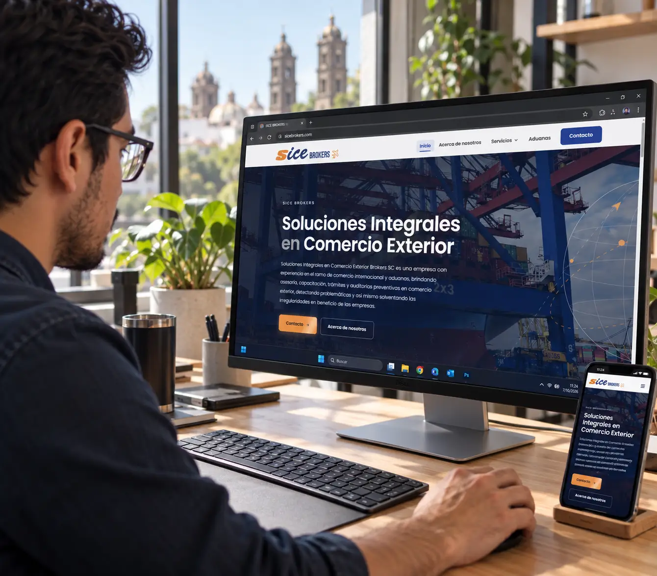 Equipo de Geitec diseñando una página web en Puebla